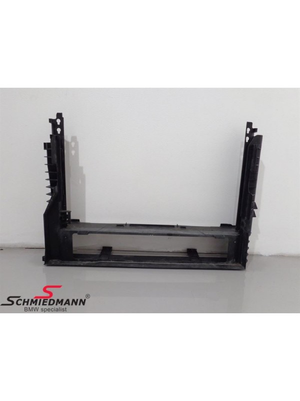 E60 RADYATÖR TAŞIYICI BAKALİTİ…